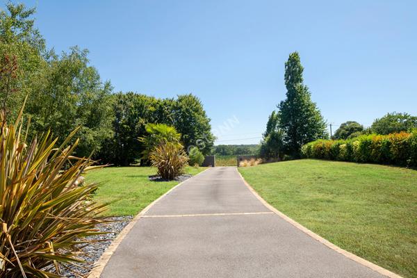 Maison de prestige à vendre à Amanlis - 5 pièces, grand terrain, charme et volume