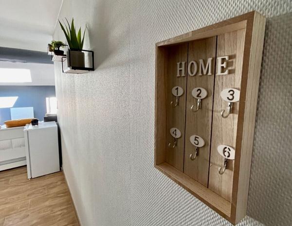 Sainte Livrade sur Lot, studio rénové à NEUF de grande qualité de 21 m² MEUBLÉ. Situé au deuxième et dernier étage d'un immeuble tranquille, ce studio est lumineux et très bien équipé : cuisine équipée avec hotte, plaques, four, lave-linge, séjour , Sainte livrade sur lot