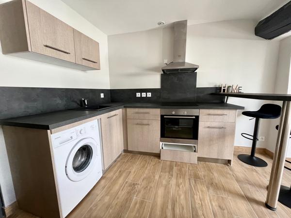 Sainte Livrade sur Lot, studio rénové à NEUF de grande qualité de 21 m² MEUBLÉ. Situé au deuxième et dernier étage d'un immeuble tranquille, ce studio est lumineux et très bien équipé : cuisine équipée avec hotte, plaques, four, lave-linge, séjour , Sainte livrade sur lot