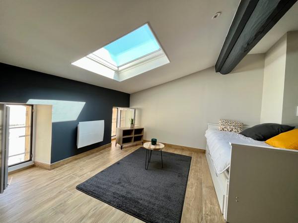 Sainte Livrade sur Lot, studio rénové à NEUF de grande qualité de 21 m² MEUBLÉ. Situé au deuxième et dernier étage d'un immeuble tranquille, ce studio est lumineux et très bien équipé : cuisine équipée avec hotte, plaques, four, lave-linge, séjour , Sainte livrade sur lot