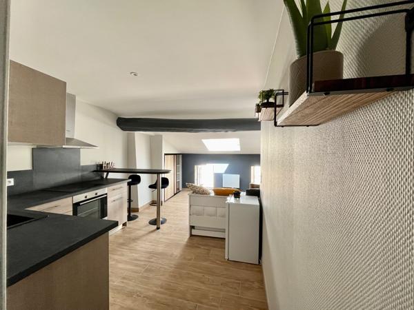Sainte Livrade sur Lot, studio rénové à NEUF de grande qualité de 21 m² MEUBLÉ. Situé au deuxième et dernier étage d'un immeuble tranquille, ce studio est lumineux et très bien équipé : cuisine équipée avec hotte, plaques, four, lave-linge, séjour , Sainte livrade sur lot