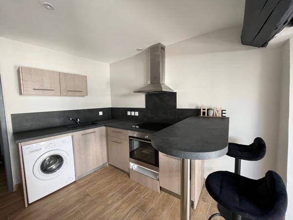 Sainte Livrade sur Lot, studio rénové à NEUF de grande qualité de 21 m² MEUBLÉ. Situé au deuxième et dernier étage d'un immeuble tranquille, ce studio est lumineux et très bien équipé : cuisine équipée avec hotte, plaques, four, lave-linge, séjour , Sainte livrade sur lot