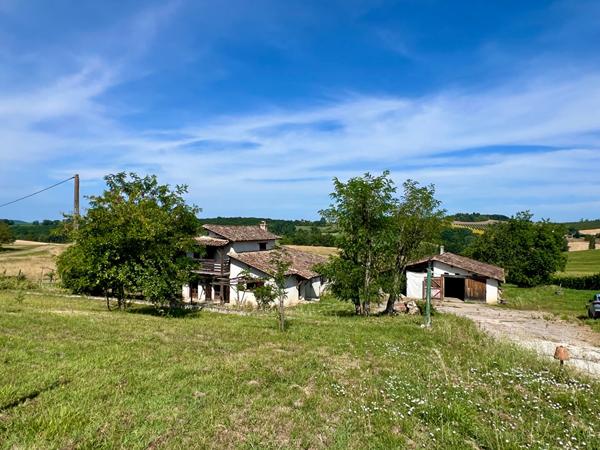 Secteur Monclar d'Agenais, en campagne, découvrez cette maison en pierre de 133,40 m², sur un magnifique terrain d'environ 4 425 m², offrant une vue dégagée et imprenable sur la campagne environnante. Cette maison en pierres offre une pièce de vie de 49,6 , Monclar