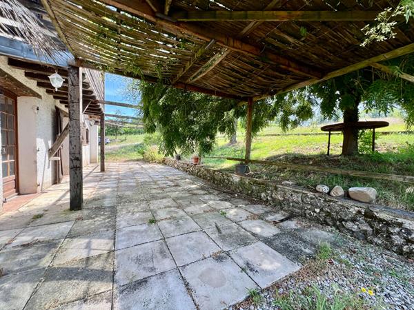 Secteur Monclar d'Agenais, en campagne, découvrez cette maison en pierre de 133,40 m², sur un magnifique terrain d'environ 4 425 m², offrant une vue dégagée et imprenable sur la campagne environnante. Cette maison en pierres offre une pièce de vie de 49,6 , Monclar
