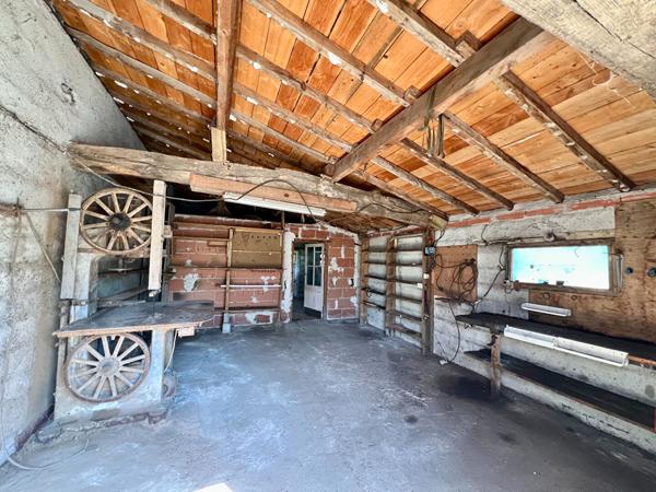 Secteur Monclar d'Agenais, en campagne, découvrez cette maison en pierre de 133,40 m², sur un magnifique terrain d'environ 4 425 m², offrant une vue dégagée et imprenable sur la campagne environnante. Cette maison en pierres offre une pièce de vie de 49,6 , Monclar
