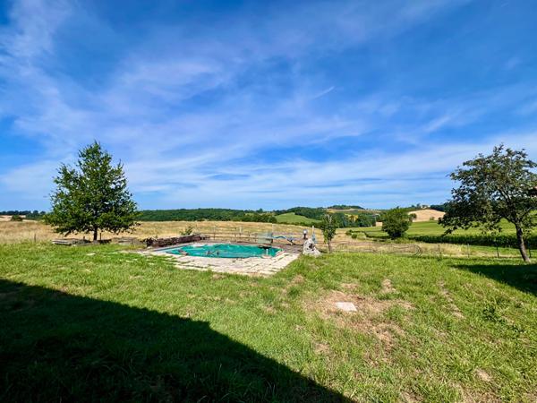 Secteur Monclar d'Agenais, en campagne, découvrez cette maison en pierre de 133,40 m², sur un magnifique terrain d'environ 4 425 m², offrant une vue dégagée et imprenable sur la campagne environnante. Cette maison en pierres offre une pièce de vie de 49,6 , Monclar