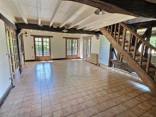 Secteur Monclar d'Agenais, en campagne, découvrez cette maison en pierre de 133,40 m², sur un magnifique terrain d'environ 4 425 m², offrant une vue dégagée et imprenable sur la campagne environnante. Cette maison en pierres offre une pièce de vie de 49,6 , Monclar