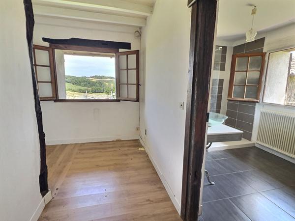 Secteur Monclar d'Agenais, en campagne, découvrez cette maison en pierre de 133,40 m², sur un magnifique terrain d'environ 4 425 m², offrant une vue dégagée et imprenable sur la campagne environnante. Cette maison en pierres offre une pièce de vie de 49,6 , Monclar