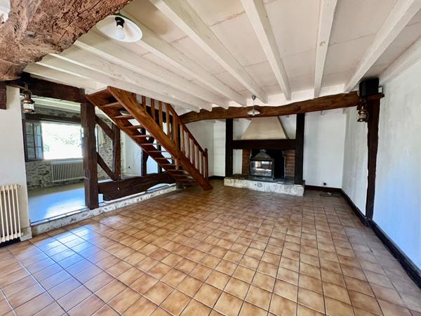 Secteur Monclar d'Agenais, en campagne, découvrez cette maison en pierre de 133,40 m², sur un magnifique terrain d'environ 4 425 m², offrant une vue dégagée et imprenable sur la campagne environnante. Cette maison en pierres offre une pièce de vie de 49,6 , Monclar