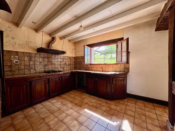 Secteur Monclar d'Agenais, en campagne, découvrez cette maison en pierre de 133,40 m², sur un magnifique terrain d'environ 4 425 m², offrant une vue dégagée et imprenable sur la campagne environnante. Cette maison en pierres offre une pièce de vie de 49,6 , Monclar
