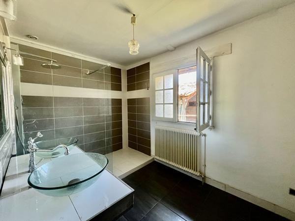 Secteur Monclar d'Agenais, en campagne, découvrez cette maison en pierre de 133,40 m², sur un magnifique terrain d'environ 4 425 m², offrant une vue dégagée et imprenable sur la campagne environnante. Cette maison en pierres offre une pièce de vie de 49,6 , Monclar