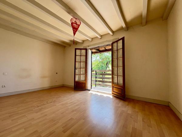 Secteur Monclar d'Agenais, en campagne, découvrez cette maison en pierre de 133,40 m², sur un magnifique terrain d'environ 4 425 m², offrant une vue dégagée et imprenable sur la campagne environnante. Cette maison en pierres offre une pièce de vie de 49,6 , Monclar