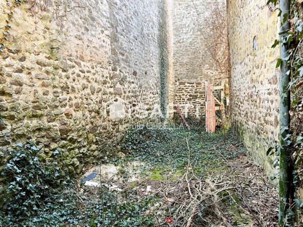 Maison à rénover avec jardin – Courcité (53)