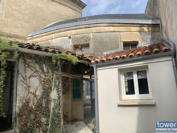 MATHA 17160 - Maison 2 pièces de 33 m² avec cave . et patio de 30 m².