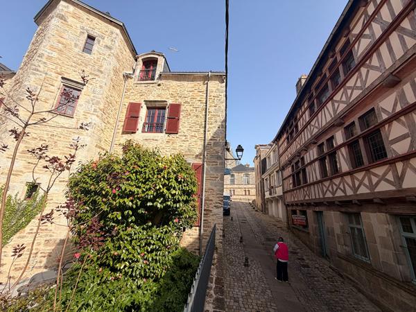 A VENDRE QUIMPER HISTORIQUE APPARTEMENT DUPLEX JARDIN PARKING