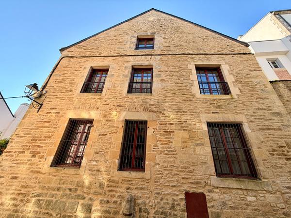 A VENDRE QUIMPER HISTORIQUE APPARTEMENT DUPLEX JARDIN PARKING