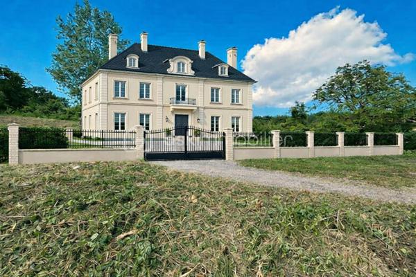 Panorama unique 
Dans l’un des villages les plus recherchés de la Champagne, au cœur des coteaux champenois, ce terrain bénéficie d’un emplacement remarquable et d’une vue panoramique époustouflante sur Épernay et la Vallée de la Marne.
D’une superficie de 1 043 m², ce terrain offre de belles possibilités d’implantation pour un projet de résidence de standing, idéal pour la réalisation d’une propriété de prestige.
Implanté en position dominante, il surplombe un paysage façonné par les vignes et le relief de la vallée. La vue dégagée, visible depuis le terrain, offre un spectacle permanent, où nature, lumière et patrimoine viticole se rencontrent avec élégance.
Champillon séduit par son cadre résidentiel confidentiel, son environnement préservé et son art de vivre. 
Offrez à votre famille un panorama à couper le souffle, du lever au coucher du soleil, tous les jours ou juste pour le week-end. »