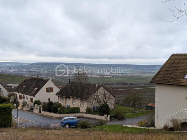 Panorama unique 
Dans l’un des villages les plus recherchés de la Champagne, au cœur des coteaux champenois, ce terrain bénéficie d’un emplacement remarquable et d’une vue panoramique époustouflante sur Épernay et la Vallée de la Marne.
D’une superficie de 1 043 m², ce terrain offre de belles possibilités d’implantation pour un projet de résidence de standing, idéal pour la réalisation d’une propriété de prestige.
Implanté en position dominante, il surplombe un paysage façonné par les vignes et le relief de la vallée. La vue dégagée, visible depuis le terrain, offre un spectacle permanent, où nature, lumière et patrimoine viticole se rencontrent avec élégance.
Champillon séduit par son cadre résidentiel confidentiel, son environnement préservé et son art de vivre. 
Offrez à votre famille un panorama à couper le souffle, du lever au coucher du soleil, tous les jours ou juste pour le week-end. »