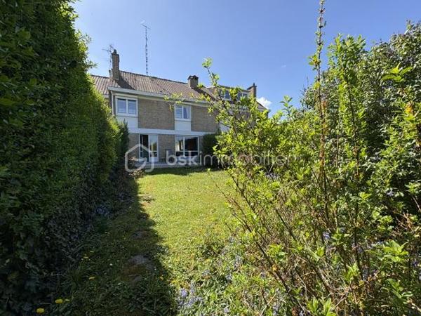 Vous cherchez l’endroit idéal pour voir grandir vos enfants ?  Edwige BOULY, votre conseillère immobilière indépendante, vous présente cette charmante maison des années 60. Une maison saine, lumineuse et pleine de potentiel, parfaitement située sur Lys-Lez-Lannoy pour une vie de famille épanouie.
Dès l’entrée vous serez séduits par une distribution fluide et fonctionnelle. La salle à manger-salon offrent un bel espace lumineux et traversant d’environ 25 m², agrémenté d’une cheminée centrale idéale pour vos soirées cocooning.
La cuisine indépendante et spacieuse est parfaite pour préparer les petits déjeuners en famille ou refaire le monde entre amis.
Côté pratique : ce niveau vous propose des toilettes séparées avec lave-mains, un garage attenant, des places de stationnements privatifs, et une grande cave de 30 m² idéale pour le stockage.
À l’étage, le palier dessert quatre belles chambres et une salle de bains. Chacun y trouvera son propre univers !
Côté extérieur, vous profiterez d’un joli jardin très agréable dès l’arrivée des beaux jours.
Côté confort : les huisseries sont récentes en pvc et double vitrage. 
Côté potentiel : les combles sont aménageables permettant de dégager une superficie habitable supplémentaire.
Idéalement située sur la commune de Lys-Lez-Lannoy, cette maison est proche des écoles, collège et lycée, ainsi que des commerces, transports, et services de santé
Quelques travaux de rafraîchissement vous permettront de révéler tout le charme de cette maison très bien entretenue. Pour vous aider à vous projeter, n’hésitez pas à consulter les visuels d’aménagement intégrés à l’annonce !
📞Envie de visiter, je suis à votre écoute pour vous accompagner dans votre projet et suis joignable du lundi au samedi de 8h à 20 h.