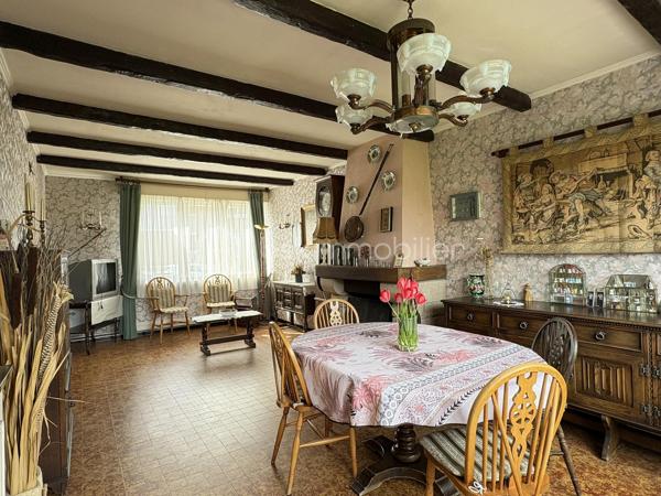 Vous cherchez l’endroit idéal pour voir grandir vos enfants ?  Edwige BOULY, votre conseillère immobilière indépendante, vous présente cette charmante maison des années 60. Une maison saine, lumineuse et pleine de potentiel, parfaitement située sur Lys-Lez-Lannoy pour une vie de famille épanouie.
Dès l’entrée vous serez séduits par une distribution fluide et fonctionnelle. La salle à manger-salon offrent un bel espace lumineux et traversant d’environ 25 m², agrémenté d’une cheminée centrale idéale pour vos soirées cocooning.
La cuisine indépendante et spacieuse est parfaite pour préparer les petits déjeuners en famille ou refaire le monde entre amis.
Côté pratique : ce niveau vous propose des toilettes séparées avec lave-mains, un garage attenant, des places de stationnements privatifs, et une grande cave de 30 m² idéale pour le stockage.
À l’étage, le palier dessert quatre belles chambres et une salle de bains. Chacun y trouvera son propre univers !
Côté extérieur, vous profiterez d’un joli jardin très agréable dès l’arrivée des beaux jours.
Côté confort : les huisseries sont récentes en pvc et double vitrage. 
Côté potentiel : les combles sont aménageables permettant de dégager une superficie habitable supplémentaire.
Idéalement située sur la commune de Lys-Lez-Lannoy, cette maison est proche des écoles, collège et lycée, ainsi que des commerces, transports, et services de santé
Quelques travaux de rafraîchissement vous permettront de révéler tout le charme de cette maison très bien entretenue. Pour vous aider à vous projeter, n’hésitez pas à consulter les visuels d’aménagement intégrés à l’annonce !
📞Envie de visiter, je suis à votre écoute pour vous accompagner dans votre projet et suis joignable du lundi au samedi de 8h à 20 h.