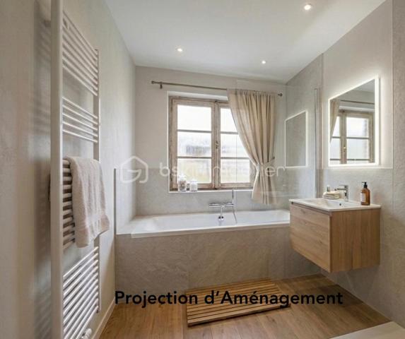 Vous cherchez l’endroit idéal pour voir grandir vos enfants ?  Edwige BOULY, votre conseillère immobilière indépendante, vous présente cette charmante maison des années 60. Une maison saine, lumineuse et pleine de potentiel, parfaitement située sur Lys-Lez-Lannoy pour une vie de famille épanouie.
Dès l’entrée vous serez séduits par une distribution fluide et fonctionnelle. La salle à manger-salon offrent un bel espace lumineux et traversant d’environ 25 m², agrémenté d’une cheminée centrale idéale pour vos soirées cocooning.
La cuisine indépendante et spacieuse est parfaite pour préparer les petits déjeuners en famille ou refaire le monde entre amis.
Côté pratique : ce niveau vous propose des toilettes séparées avec lave-mains, un garage attenant, des places de stationnements privatifs, et une grande cave de 30 m² idéale pour le stockage.
À l’étage, le palier dessert quatre belles chambres et une salle de bains. Chacun y trouvera son propre univers !
Côté extérieur, vous profiterez d’un joli jardin très agréable dès l’arrivée des beaux jours.
Côté confort : les huisseries sont récentes en pvc et double vitrage. 
Côté potentiel : les combles sont aménageables permettant de dégager une superficie habitable supplémentaire.
Idéalement située sur la commune de Lys-Lez-Lannoy, cette maison est proche des écoles, collège et lycée, ainsi que des commerces, transports, et services de santé
Quelques travaux de rafraîchissement vous permettront de révéler tout le charme de cette maison très bien entretenue. Pour vous aider à vous projeter, n’hésitez pas à consulter les visuels d’aménagement intégrés à l’annonce !
📞Envie de visiter, je suis à votre écoute pour vous accompagner dans votre projet et suis joignable du lundi au samedi de 8h à 20 h.