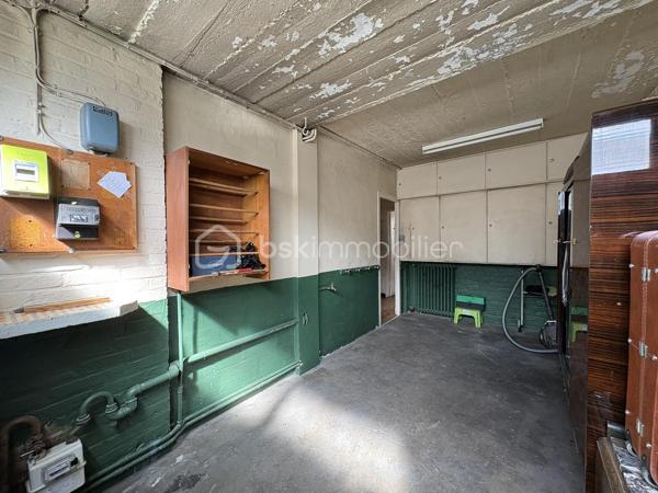 Vous cherchez l’endroit idéal pour voir grandir vos enfants ?  Edwige BOULY, votre conseillère immobilière indépendante, vous présente cette charmante maison des années 60. Une maison saine, lumineuse et pleine de potentiel, parfaitement située sur Lys-Lez-Lannoy pour une vie de famille épanouie.
Dès l’entrée vous serez séduits par une distribution fluide et fonctionnelle. La salle à manger-salon offrent un bel espace lumineux et traversant d’environ 25 m², agrémenté d’une cheminée centrale idéale pour vos soirées cocooning.
La cuisine indépendante et spacieuse est parfaite pour préparer les petits déjeuners en famille ou refaire le monde entre amis.
Côté pratique : ce niveau vous propose des toilettes séparées avec lave-mains, un garage attenant, des places de stationnements privatifs, et une grande cave de 30 m² idéale pour le stockage.
À l’étage, le palier dessert quatre belles chambres et une salle de bains. Chacun y trouvera son propre univers !
Côté extérieur, vous profiterez d’un joli jardin très agréable dès l’arrivée des beaux jours.
Côté confort : les huisseries sont récentes en pvc et double vitrage. 
Côté potentiel : les combles sont aménageables permettant de dégager une superficie habitable supplémentaire.
Idéalement située sur la commune de Lys-Lez-Lannoy, cette maison est proche des écoles, collège et lycée, ainsi que des commerces, transports, et services de santé
Quelques travaux de rafraîchissement vous permettront de révéler tout le charme de cette maison très bien entretenue. Pour vous aider à vous projeter, n’hésitez pas à consulter les visuels d’aménagement intégrés à l’annonce !
📞Envie de visiter, je suis à votre écoute pour vous accompagner dans votre projet et suis joignable du lundi au samedi de 8h à 20 h.