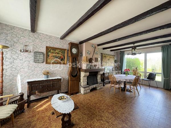 Vous cherchez l’endroit idéal pour voir grandir vos enfants ?  Edwige BOULY, votre conseillère immobilière indépendante, vous présente cette charmante maison des années 60. Une maison saine, lumineuse et pleine de potentiel, parfaitement située sur Lys-Lez-Lannoy pour une vie de famille épanouie.
Dès l’entrée vous serez séduits par une distribution fluide et fonctionnelle. La salle à manger-salon offrent un bel espace lumineux et traversant d’environ 25 m², agrémenté d’une cheminée centrale idéale pour vos soirées cocooning.
La cuisine indépendante et spacieuse est parfaite pour préparer les petits déjeuners en famille ou refaire le monde entre amis.
Côté pratique : ce niveau vous propose des toilettes séparées avec lave-mains, un garage attenant, des places de stationnements privatifs, et une grande cave de 30 m² idéale pour le stockage.
À l’étage, le palier dessert quatre belles chambres et une salle de bains. Chacun y trouvera son propre univers !
Côté extérieur, vous profiterez d’un joli jardin très agréable dès l’arrivée des beaux jours.
Côté confort : les huisseries sont récentes en pvc et double vitrage. 
Côté potentiel : les combles sont aménageables permettant de dégager une superficie habitable supplémentaire.
Idéalement située sur la commune de Lys-Lez-Lannoy, cette maison est proche des écoles, collège et lycée, ainsi que des commerces, transports, et services de santé
Quelques travaux de rafraîchissement vous permettront de révéler tout le charme de cette maison très bien entretenue. Pour vous aider à vous projeter, n’hésitez pas à consulter les visuels d’aménagement intégrés à l’annonce !
📞Envie de visiter, je suis à votre écoute pour vous accompagner dans votre projet et suis joignable du lundi au samedi de 8h à 20 h.