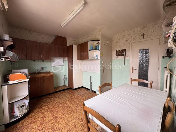 Vous cherchez l’endroit idéal pour voir grandir vos enfants ?  Edwige BOULY, votre conseillère immobilière indépendante, vous présente cette charmante maison des années 60. Une maison saine, lumineuse et pleine de potentiel, parfaitement située sur Lys-Lez-Lannoy pour une vie de famille épanouie.
Dès l’entrée vous serez séduits par une distribution fluide et fonctionnelle. La salle à manger-salon offrent un bel espace lumineux et traversant d’environ 25 m², agrémenté d’une cheminée centrale idéale pour vos soirées cocooning.
La cuisine indépendante et spacieuse est parfaite pour préparer les petits déjeuners en famille ou refaire le monde entre amis.
Côté pratique : ce niveau vous propose des toilettes séparées avec lave-mains, un garage attenant, des places de stationnements privatifs, et une grande cave de 30 m² idéale pour le stockage.
À l’étage, le palier dessert quatre belles chambres et une salle de bains. Chacun y trouvera son propre univers !
Côté extérieur, vous profiterez d’un joli jardin très agréable dès l’arrivée des beaux jours.
Côté confort : les huisseries sont récentes en pvc et double vitrage. 
Côté potentiel : les combles sont aménageables permettant de dégager une superficie habitable supplémentaire.
Idéalement située sur la commune de Lys-Lez-Lannoy, cette maison est proche des écoles, collège et lycée, ainsi que des commerces, transports, et services de santé
Quelques travaux de rafraîchissement vous permettront de révéler tout le charme de cette maison très bien entretenue. Pour vous aider à vous projeter, n’hésitez pas à consulter les visuels d’aménagement intégrés à l’annonce !
📞Envie de visiter, je suis à votre écoute pour vous accompagner dans votre projet et suis joignable du lundi au samedi de 8h à 20 h.