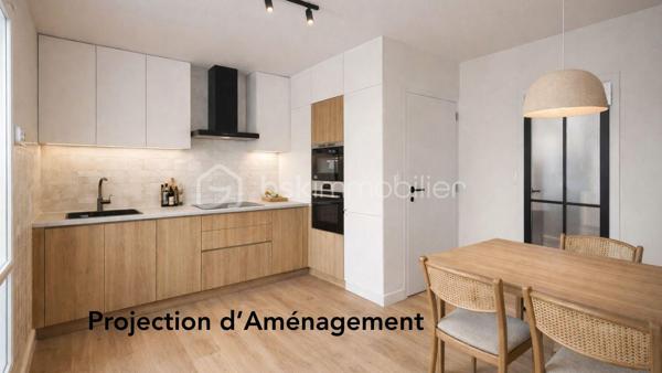 Vous cherchez l’endroit idéal pour voir grandir vos enfants ?  Edwige BOULY, votre conseillère immobilière indépendante, vous présente cette charmante maison des années 60. Une maison saine, lumineuse et pleine de potentiel, parfaitement située sur Lys-Lez-Lannoy pour une vie de famille épanouie.
Dès l’entrée vous serez séduits par une distribution fluide et fonctionnelle. La salle à manger-salon offrent un bel espace lumineux et traversant d’environ 25 m², agrémenté d’une cheminée centrale idéale pour vos soirées cocooning.
La cuisine indépendante et spacieuse est parfaite pour préparer les petits déjeuners en famille ou refaire le monde entre amis.
Côté pratique : ce niveau vous propose des toilettes séparées avec lave-mains, un garage attenant, des places de stationnements privatifs, et une grande cave de 30 m² idéale pour le stockage.
À l’étage, le palier dessert quatre belles chambres et une salle de bains. Chacun y trouvera son propre univers !
Côté extérieur, vous profiterez d’un joli jardin très agréable dès l’arrivée des beaux jours.
Côté confort : les huisseries sont récentes en pvc et double vitrage. 
Côté potentiel : les combles sont aménageables permettant de dégager une superficie habitable supplémentaire.
Idéalement située sur la commune de Lys-Lez-Lannoy, cette maison est proche des écoles, collège et lycée, ainsi que des commerces, transports, et services de santé
Quelques travaux de rafraîchissement vous permettront de révéler tout le charme de cette maison très bien entretenue. Pour vous aider à vous projeter, n’hésitez pas à consulter les visuels d’aménagement intégrés à l’annonce !
📞Envie de visiter, je suis à votre écoute pour vous accompagner dans votre projet et suis joignable du lundi au samedi de 8h à 20 h.
