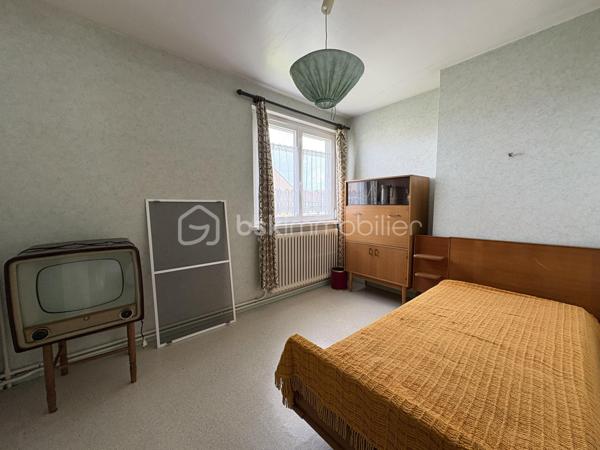 Vous cherchez l’endroit idéal pour voir grandir vos enfants ?  Edwige BOULY, votre conseillère immobilière indépendante, vous présente cette charmante maison des années 60. Une maison saine, lumineuse et pleine de potentiel, parfaitement située sur Lys-Lez-Lannoy pour une vie de famille épanouie.
Dès l’entrée vous serez séduits par une distribution fluide et fonctionnelle. La salle à manger-salon offrent un bel espace lumineux et traversant d’environ 25 m², agrémenté d’une cheminée centrale idéale pour vos soirées cocooning.
La cuisine indépendante et spacieuse est parfaite pour préparer les petits déjeuners en famille ou refaire le monde entre amis.
Côté pratique : ce niveau vous propose des toilettes séparées avec lave-mains, un garage attenant, des places de stationnements privatifs, et une grande cave de 30 m² idéale pour le stockage.
À l’étage, le palier dessert quatre belles chambres et une salle de bains. Chacun y trouvera son propre univers !
Côté extérieur, vous profiterez d’un joli jardin très agréable dès l’arrivée des beaux jours.
Côté confort : les huisseries sont récentes en pvc et double vitrage. 
Côté potentiel : les combles sont aménageables permettant de dégager une superficie habitable supplémentaire.
Idéalement située sur la commune de Lys-Lez-Lannoy, cette maison est proche des écoles, collège et lycée, ainsi que des commerces, transports, et services de santé
Quelques travaux de rafraîchissement vous permettront de révéler tout le charme de cette maison très bien entretenue. Pour vous aider à vous projeter, n’hésitez pas à consulter les visuels d’aménagement intégrés à l’annonce !
📞Envie de visiter, je suis à votre écoute pour vous accompagner dans votre projet et suis joignable du lundi au samedi de 8h à 20 h.