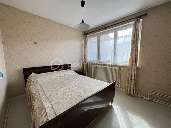 Vous cherchez l’endroit idéal pour voir grandir vos enfants ?  Edwige BOULY, votre conseillère immobilière indépendante, vous présente cette charmante maison des années 60. Une maison saine, lumineuse et pleine de potentiel, parfaitement située sur Lys-Lez-Lannoy pour une vie de famille épanouie.
Dès l’entrée vous serez séduits par une distribution fluide et fonctionnelle. La salle à manger-salon offrent un bel espace lumineux et traversant d’environ 25 m², agrémenté d’une cheminée centrale idéale pour vos soirées cocooning.
La cuisine indépendante et spacieuse est parfaite pour préparer les petits déjeuners en famille ou refaire le monde entre amis.
Côté pratique : ce niveau vous propose des toilettes séparées avec lave-mains, un garage attenant, des places de stationnements privatifs, et une grande cave de 30 m² idéale pour le stockage.
À l’étage, le palier dessert quatre belles chambres et une salle de bains. Chacun y trouvera son propre univers !
Côté extérieur, vous profiterez d’un joli jardin très agréable dès l’arrivée des beaux jours.
Côté confort : les huisseries sont récentes en pvc et double vitrage. 
Côté potentiel : les combles sont aménageables permettant de dégager une superficie habitable supplémentaire.
Idéalement située sur la commune de Lys-Lez-Lannoy, cette maison est proche des écoles, collège et lycée, ainsi que des commerces, transports, et services de santé
Quelques travaux de rafraîchissement vous permettront de révéler tout le charme de cette maison très bien entretenue. Pour vous aider à vous projeter, n’hésitez pas à consulter les visuels d’aménagement intégrés à l’annonce !
📞Envie de visiter, je suis à votre écoute pour vous accompagner dans votre projet et suis joignable du lundi au samedi de 8h à 20 h.