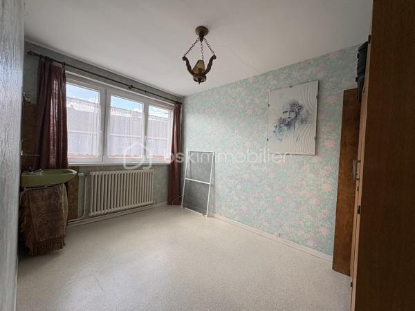 Vous cherchez l’endroit idéal pour voir grandir vos enfants ?  Edwige BOULY, votre conseillère immobilière indépendante, vous présente cette charmante maison des années 60. Une maison saine, lumineuse et pleine de potentiel, parfaitement située sur Lys-Lez-Lannoy pour une vie de famille épanouie.
Dès l’entrée vous serez séduits par une distribution fluide et fonctionnelle. La salle à manger-salon offrent un bel espace lumineux et traversant d’environ 25 m², agrémenté d’une cheminée centrale idéale pour vos soirées cocooning.
La cuisine indépendante et spacieuse est parfaite pour préparer les petits déjeuners en famille ou refaire le monde entre amis.
Côté pratique : ce niveau vous propose des toilettes séparées avec lave-mains, un garage attenant, des places de stationnements privatifs, et une grande cave de 30 m² idéale pour le stockage.
À l’étage, le palier dessert quatre belles chambres et une salle de bains. Chacun y trouvera son propre univers !
Côté extérieur, vous profiterez d’un joli jardin très agréable dès l’arrivée des beaux jours.
Côté confort : les huisseries sont récentes en pvc et double vitrage. 
Côté potentiel : les combles sont aménageables permettant de dégager une superficie habitable supplémentaire.
Idéalement située sur la commune de Lys-Lez-Lannoy, cette maison est proche des écoles, collège et lycée, ainsi que des commerces, transports, et services de santé
Quelques travaux de rafraîchissement vous permettront de révéler tout le charme de cette maison très bien entretenue. Pour vous aider à vous projeter, n’hésitez pas à consulter les visuels d’aménagement intégrés à l’annonce !
📞Envie de visiter, je suis à votre écoute pour vous accompagner dans votre projet et suis joignable du lundi au samedi de 8h à 20 h.