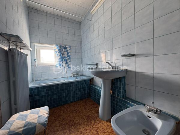 Vous cherchez l’endroit idéal pour voir grandir vos enfants ?  Edwige BOULY, votre conseillère immobilière indépendante, vous présente cette charmante maison des années 60. Une maison saine, lumineuse et pleine de potentiel, parfaitement située sur Lys-Lez-Lannoy pour une vie de famille épanouie.
Dès l’entrée vous serez séduits par une distribution fluide et fonctionnelle. La salle à manger-salon offrent un bel espace lumineux et traversant d’environ 25 m², agrémenté d’une cheminée centrale idéale pour vos soirées cocooning.
La cuisine indépendante et spacieuse est parfaite pour préparer les petits déjeuners en famille ou refaire le monde entre amis.
Côté pratique : ce niveau vous propose des toilettes séparées avec lave-mains, un garage attenant, des places de stationnements privatifs, et une grande cave de 30 m² idéale pour le stockage.
À l’étage, le palier dessert quatre belles chambres et une salle de bains. Chacun y trouvera son propre univers !
Côté extérieur, vous profiterez d’un joli jardin très agréable dès l’arrivée des beaux jours.
Côté confort : les huisseries sont récentes en pvc et double vitrage. 
Côté potentiel : les combles sont aménageables permettant de dégager une superficie habitable supplémentaire.
Idéalement située sur la commune de Lys-Lez-Lannoy, cette maison est proche des écoles, collège et lycée, ainsi que des commerces, transports, et services de santé
Quelques travaux de rafraîchissement vous permettront de révéler tout le charme de cette maison très bien entretenue. Pour vous aider à vous projeter, n’hésitez pas à consulter les visuels d’aménagement intégrés à l’annonce !
📞Envie de visiter, je suis à votre écoute pour vous accompagner dans votre projet et suis joignable du lundi au samedi de 8h à 20 h.