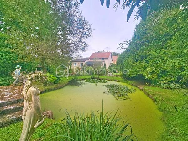 Maison de caractère – 266 m² – 6 chambres – Jardin

À Tôges, à 10 minutes de Vouziers, dans un environnement calme et verdoyant, découvrez cette maison de caractère de 266 m² aux beaux volumes.
Elle offre une cuisine avec arrière-cuisine, deux salons, deux salles à manger, ainsi que 6 chambres ou bureau. Une salle de bain, une salle d’eau et des WC indépendants complètent l’ensemble.
À l’extérieur, profitez d’un grand jardin arboré, idéal pour les moments de détente.
Les atouts du bien :
Surface habitable de 266 m²
6 chambres
Beaux volumes et nombreuses pièces de réception
Jardin spacieux et agréable
Double garage
Petite maisonnette
Environnement calme et naturel
Idéal pour grande famille, indépendant ou projet de chambres d’hôtes.