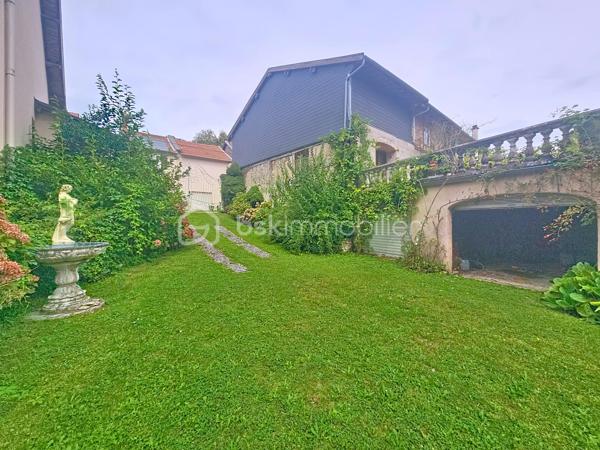 Maison de caractère – 266 m² – 6 chambres – Jardin

À Tôges, à 10 minutes de Vouziers, dans un environnement calme et verdoyant, découvrez cette maison de caractère de 266 m² aux beaux volumes.
Elle offre une cuisine avec arrière-cuisine, deux salons, deux salles à manger, ainsi que 6 chambres ou bureau. Une salle de bain, une salle d’eau et des WC indépendants complètent l’ensemble.
À l’extérieur, profitez d’un grand jardin arboré, idéal pour les moments de détente.
Les atouts du bien :
Surface habitable de 266 m²
6 chambres
Beaux volumes et nombreuses pièces de réception
Jardin spacieux et agréable
Double garage
Petite maisonnette
Environnement calme et naturel
Idéal pour grande famille, indépendant ou projet de chambres d’hôtes.
