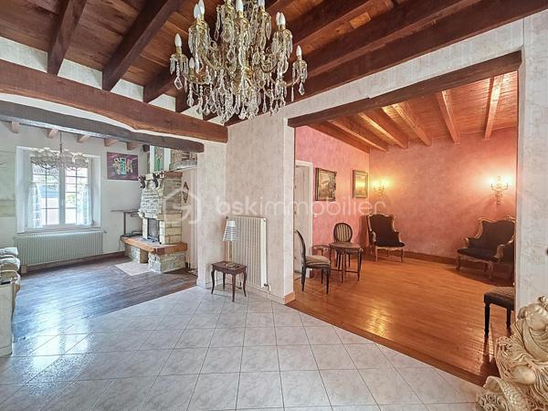 Maison de caractère – 266 m² – 6 chambres – Jardin

À Tôges, à 10 minutes de Vouziers, dans un environnement calme et verdoyant, découvrez cette maison de caractère de 266 m² aux beaux volumes.
Elle offre une cuisine avec arrière-cuisine, deux salons, deux salles à manger, ainsi que 6 chambres ou bureau. Une salle de bain, une salle d’eau et des WC indépendants complètent l’ensemble.
À l’extérieur, profitez d’un grand jardin arboré, idéal pour les moments de détente.
Les atouts du bien :
Surface habitable de 266 m²
6 chambres
Beaux volumes et nombreuses pièces de réception
Jardin spacieux et agréable
Double garage
Petite maisonnette
Environnement calme et naturel
Idéal pour grande famille, indépendant ou projet de chambres d’hôtes.