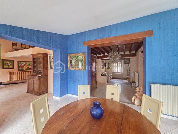 Maison de caractère – 266 m² – 6 chambres – Jardin

À Tôges, à 10 minutes de Vouziers, dans un environnement calme et verdoyant, découvrez cette maison de caractère de 266 m² aux beaux volumes.
Elle offre une cuisine avec arrière-cuisine, deux salons, deux salles à manger, ainsi que 6 chambres ou bureau. Une salle de bain, une salle d’eau et des WC indépendants complètent l’ensemble.
À l’extérieur, profitez d’un grand jardin arboré, idéal pour les moments de détente.
Les atouts du bien :
Surface habitable de 266 m²
6 chambres
Beaux volumes et nombreuses pièces de réception
Jardin spacieux et agréable
Double garage
Petite maisonnette
Environnement calme et naturel
Idéal pour grande famille, indépendant ou projet de chambres d’hôtes.