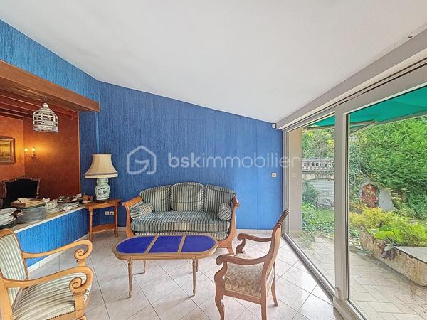 Maison de caractère – 266 m² – 6 chambres – Jardin

À Tôges, à 10 minutes de Vouziers, dans un environnement calme et verdoyant, découvrez cette maison de caractère de 266 m² aux beaux volumes.
Elle offre une cuisine avec arrière-cuisine, deux salons, deux salles à manger, ainsi que 6 chambres ou bureau. Une salle de bain, une salle d’eau et des WC indépendants complètent l’ensemble.
À l’extérieur, profitez d’un grand jardin arboré, idéal pour les moments de détente.
Les atouts du bien :
Surface habitable de 266 m²
6 chambres
Beaux volumes et nombreuses pièces de réception
Jardin spacieux et agréable
Double garage
Petite maisonnette
Environnement calme et naturel
Idéal pour grande famille, indépendant ou projet de chambres d’hôtes.