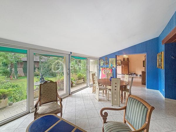 Maison de caractère – 266 m² – 6 chambres – Jardin

À Tôges, à 10 minutes de Vouziers, dans un environnement calme et verdoyant, découvrez cette maison de caractère de 266 m² aux beaux volumes.
Elle offre une cuisine avec arrière-cuisine, deux salons, deux salles à manger, ainsi que 6 chambres ou bureau. Une salle de bain, une salle d’eau et des WC indépendants complètent l’ensemble.
À l’extérieur, profitez d’un grand jardin arboré, idéal pour les moments de détente.
Les atouts du bien :
Surface habitable de 266 m²
6 chambres
Beaux volumes et nombreuses pièces de réception
Jardin spacieux et agréable
Double garage
Petite maisonnette
Environnement calme et naturel
Idéal pour grande famille, indépendant ou projet de chambres d’hôtes.
