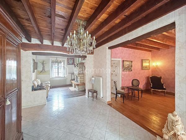 Maison de caractère – 266 m² – 6 chambres – Jardin

À Tôges, à 10 minutes de Vouziers, dans un environnement calme et verdoyant, découvrez cette maison de caractère de 266 m² aux beaux volumes.
Elle offre une cuisine avec arrière-cuisine, deux salons, deux salles à manger, ainsi que 6 chambres ou bureau. Une salle de bain, une salle d’eau et des WC indépendants complètent l’ensemble.
À l’extérieur, profitez d’un grand jardin arboré, idéal pour les moments de détente.
Les atouts du bien :
Surface habitable de 266 m²
6 chambres
Beaux volumes et nombreuses pièces de réception
Jardin spacieux et agréable
Double garage
Petite maisonnette
Environnement calme et naturel
Idéal pour grande famille, indépendant ou projet de chambres d’hôtes.