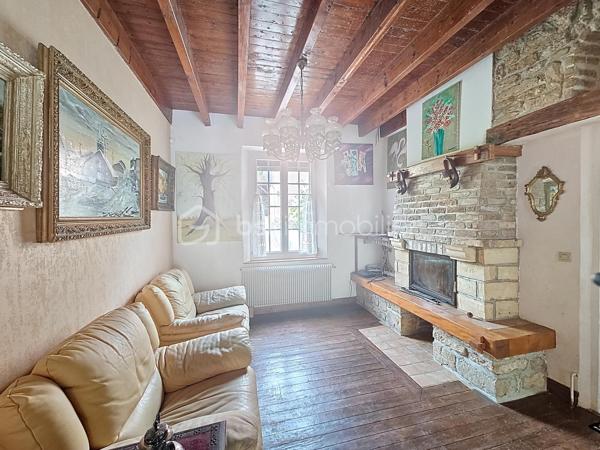 Maison de caractère – 266 m² – 6 chambres – Jardin

À Tôges, à 10 minutes de Vouziers, dans un environnement calme et verdoyant, découvrez cette maison de caractère de 266 m² aux beaux volumes.
Elle offre une cuisine avec arrière-cuisine, deux salons, deux salles à manger, ainsi que 6 chambres ou bureau. Une salle de bain, une salle d’eau et des WC indépendants complètent l’ensemble.
À l’extérieur, profitez d’un grand jardin arboré, idéal pour les moments de détente.
Les atouts du bien :
Surface habitable de 266 m²
6 chambres
Beaux volumes et nombreuses pièces de réception
Jardin spacieux et agréable
Double garage
Petite maisonnette
Environnement calme et naturel
Idéal pour grande famille, indépendant ou projet de chambres d’hôtes.