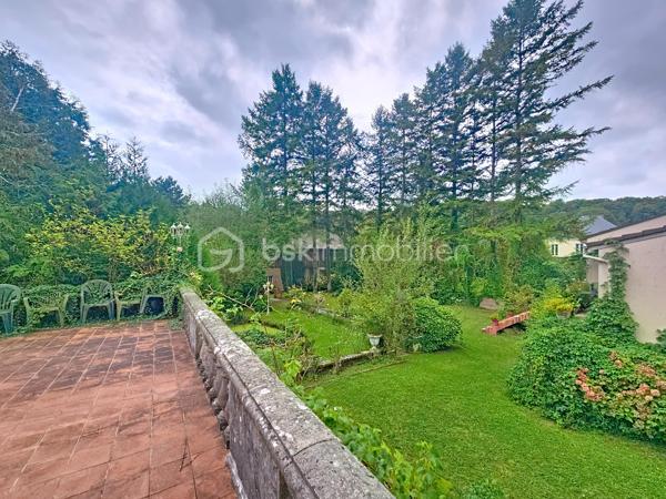 Maison de caractère – 266 m² – 6 chambres – Jardin

À Tôges, à 10 minutes de Vouziers, dans un environnement calme et verdoyant, découvrez cette maison de caractère de 266 m² aux beaux volumes.
Elle offre une cuisine avec arrière-cuisine, deux salons, deux salles à manger, ainsi que 6 chambres ou bureau. Une salle de bain, une salle d’eau et des WC indépendants complètent l’ensemble.
À l’extérieur, profitez d’un grand jardin arboré, idéal pour les moments de détente.
Les atouts du bien :
Surface habitable de 266 m²
6 chambres
Beaux volumes et nombreuses pièces de réception
Jardin spacieux et agréable
Double garage
Petite maisonnette
Environnement calme et naturel
Idéal pour grande famille, indépendant ou projet de chambres d’hôtes.