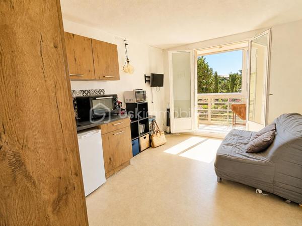 Cet agréable appartement 2 pièces de 22 m2 plus une loggia de 4 m2 bénéficie d’une petite vue sur la mer et d’un environnement privilégié.
Situé au 1er étage avec ascenseur d'une résidence calme et bien entretenue, ce bien offre un accès facilité aux personnes à mobilité réduite (PMR).

Il se compose d’une chambre, d’une salle d’eau, de WC séparés ainsi que d’une cuisine ouverte sur un séjour lumineux. 
Une loggia de 4 m² vient compléter l’espace de vie et constitue un lieu idéal pour profiter des beaux jours.

Une place de parking privative est incluse avec le bien.

Vous apprécierez également sa situation pratique : une supérette est accessible à seulement 2 minutes à pied, tandis que le port, ses commerces, restaurants et animations se trouvent à proximité.

Un pied-à-terre idéal pour les vacances ou un investissement locatif au bord de la mer.