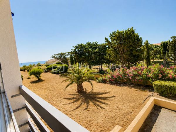 Cet agréable appartement 2 pièces de 22 m2 plus une loggia de 4 m2 bénéficie d’une petite vue sur la mer et d’un environnement privilégié.
Situé au 1er étage avec ascenseur d'une résidence calme et bien entretenue, ce bien offre un accès facilité aux personnes à mobilité réduite (PMR).

Il se compose d’une chambre, d’une salle d’eau, de WC séparés ainsi que d’une cuisine ouverte sur un séjour lumineux. 
Une loggia de 4 m² vient compléter l’espace de vie et constitue un lieu idéal pour profiter des beaux jours.

Une place de parking privative est incluse avec le bien.

Vous apprécierez également sa situation pratique : une supérette est accessible à seulement 2 minutes à pied, tandis que le port, ses commerces, restaurants et animations se trouvent à proximité.

Un pied-à-terre idéal pour les vacances ou un investissement locatif au bord de la mer.