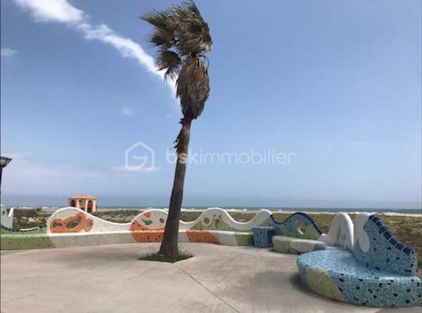 Cet agréable appartement 2 pièces de 22 m2 plus une loggia de 4 m2 bénéficie d’une petite vue sur la mer et d’un environnement privilégié.
Situé au 1er étage avec ascenseur d'une résidence calme et bien entretenue, ce bien offre un accès facilité aux personnes à mobilité réduite (PMR).

Il se compose d’une chambre, d’une salle d’eau, de WC séparés ainsi que d’une cuisine ouverte sur un séjour lumineux. 
Une loggia de 4 m² vient compléter l’espace de vie et constitue un lieu idéal pour profiter des beaux jours.

Une place de parking privative est incluse avec le bien.

Vous apprécierez également sa situation pratique : une supérette est accessible à seulement 2 minutes à pied, tandis que le port, ses commerces, restaurants et animations se trouvent à proximité.

Un pied-à-terre idéal pour les vacances ou un investissement locatif au bord de la mer.
