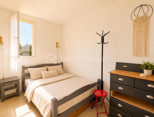 Cet agréable appartement 2 pièces de 22 m2 plus une loggia de 4 m2 bénéficie d’une petite vue sur la mer et d’un environnement privilégié.
Situé au 1er étage avec ascenseur d'une résidence calme et bien entretenue, ce bien offre un accès facilité aux personnes à mobilité réduite (PMR).

Il se compose d’une chambre, d’une salle d’eau, de WC séparés ainsi que d’une cuisine ouverte sur un séjour lumineux. 
Une loggia de 4 m² vient compléter l’espace de vie et constitue un lieu idéal pour profiter des beaux jours.

Une place de parking privative est incluse avec le bien.

Vous apprécierez également sa situation pratique : une supérette est accessible à seulement 2 minutes à pied, tandis que le port, ses commerces, restaurants et animations se trouvent à proximité.

Un pied-à-terre idéal pour les vacances ou un investissement locatif au bord de la mer.
