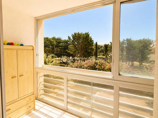 Cet agréable appartement 2 pièces de 22 m2 plus une loggia de 4 m2 bénéficie d’une petite vue sur la mer et d’un environnement privilégié.
Situé au 1er étage avec ascenseur d'une résidence calme et bien entretenue, ce bien offre un accès facilité aux personnes à mobilité réduite (PMR).

Il se compose d’une chambre, d’une salle d’eau, de WC séparés ainsi que d’une cuisine ouverte sur un séjour lumineux. 
Une loggia de 4 m² vient compléter l’espace de vie et constitue un lieu idéal pour profiter des beaux jours.

Une place de parking privative est incluse avec le bien.

Vous apprécierez également sa situation pratique : une supérette est accessible à seulement 2 minutes à pied, tandis que le port, ses commerces, restaurants et animations se trouvent à proximité.

Un pied-à-terre idéal pour les vacances ou un investissement locatif au bord de la mer.