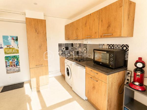 Cet agréable appartement 2 pièces de 22 m2 plus une loggia de 4 m2 bénéficie d’une petite vue sur la mer et d’un environnement privilégié.
Situé au 1er étage avec ascenseur d'une résidence calme et bien entretenue, ce bien offre un accès facilité aux personnes à mobilité réduite (PMR).

Il se compose d’une chambre, d’une salle d’eau, de WC séparés ainsi que d’une cuisine ouverte sur un séjour lumineux. 
Une loggia de 4 m² vient compléter l’espace de vie et constitue un lieu idéal pour profiter des beaux jours.

Une place de parking privative est incluse avec le bien.

Vous apprécierez également sa situation pratique : une supérette est accessible à seulement 2 minutes à pied, tandis que le port, ses commerces, restaurants et animations se trouvent à proximité.

Un pied-à-terre idéal pour les vacances ou un investissement locatif au bord de la mer.