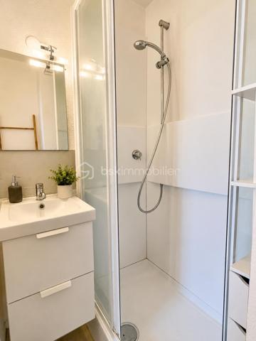 Cet agréable appartement 2 pièces de 22 m2 plus une loggia de 4 m2 bénéficie d’une petite vue sur la mer et d’un environnement privilégié.
Situé au 1er étage avec ascenseur d'une résidence calme et bien entretenue, ce bien offre un accès facilité aux personnes à mobilité réduite (PMR).

Il se compose d’une chambre, d’une salle d’eau, de WC séparés ainsi que d’une cuisine ouverte sur un séjour lumineux. 
Une loggia de 4 m² vient compléter l’espace de vie et constitue un lieu idéal pour profiter des beaux jours.

Une place de parking privative est incluse avec le bien.

Vous apprécierez également sa situation pratique : une supérette est accessible à seulement 2 minutes à pied, tandis que le port, ses commerces, restaurants et animations se trouvent à proximité.

Un pied-à-terre idéal pour les vacances ou un investissement locatif au bord de la mer.