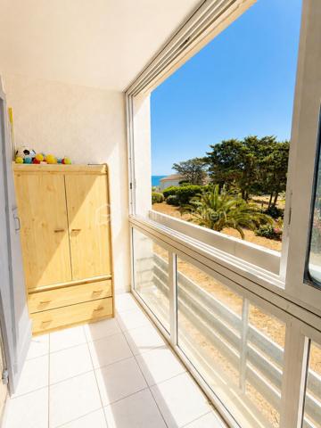 Cet agréable appartement 2 pièces de 22 m2 plus une loggia de 4 m2 bénéficie d’une petite vue sur la mer et d’un environnement privilégié.
Situé au 1er étage avec ascenseur d'une résidence calme et bien entretenue, ce bien offre un accès facilité aux personnes à mobilité réduite (PMR).

Il se compose d’une chambre, d’une salle d’eau, de WC séparés ainsi que d’une cuisine ouverte sur un séjour lumineux. 
Une loggia de 4 m² vient compléter l’espace de vie et constitue un lieu idéal pour profiter des beaux jours.

Une place de parking privative est incluse avec le bien.

Vous apprécierez également sa situation pratique : une supérette est accessible à seulement 2 minutes à pied, tandis que le port, ses commerces, restaurants et animations se trouvent à proximité.

Un pied-à-terre idéal pour les vacances ou un investissement locatif au bord de la mer.